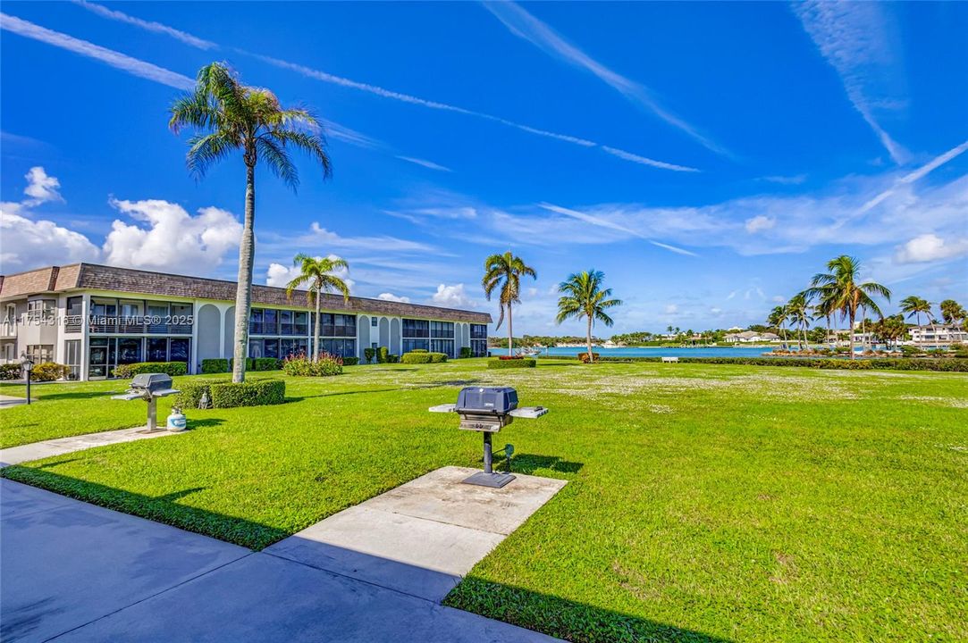 For Rent: $2,200 (2 beds, 2 baths, 1063 Square Feet)