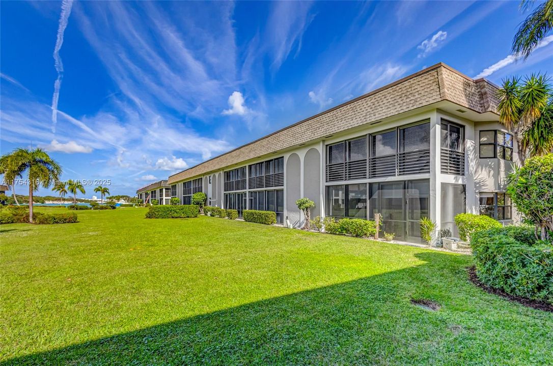 For Rent: $2,200 (2 beds, 2 baths, 1063 Square Feet)