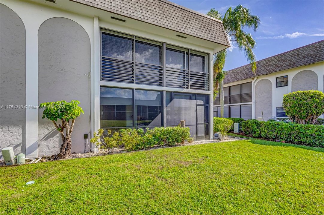 For Rent: $2,200 (2 beds, 2 baths, 1063 Square Feet)