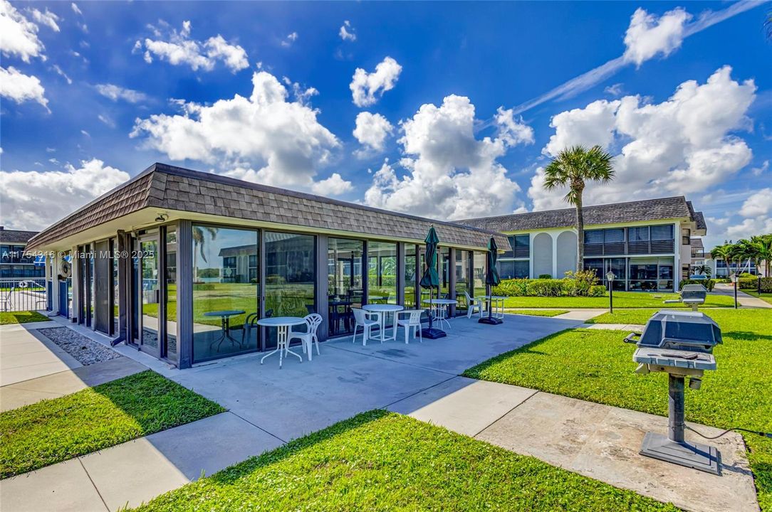 For Rent: $2,200 (2 beds, 2 baths, 1063 Square Feet)