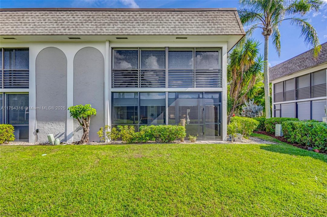 For Rent: $2,200 (2 beds, 2 baths, 1063 Square Feet)