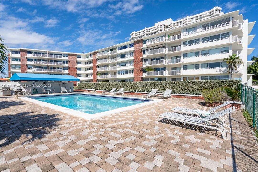 Recently Sold: $275,000 (1 beds, 1 baths, 891 Square Feet)