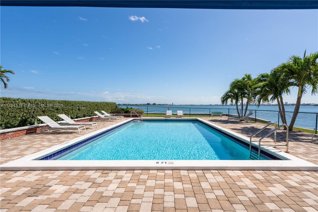 Recently Sold: $275,000 (1 beds, 1 baths, 891 Square Feet)