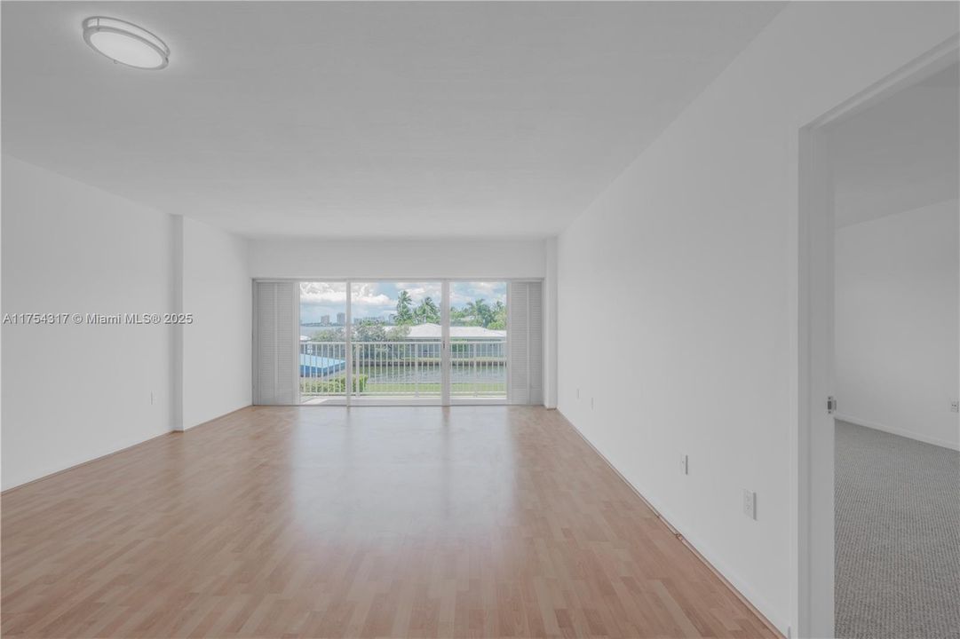 Recently Sold: $275,000 (1 beds, 1 baths, 891 Square Feet)