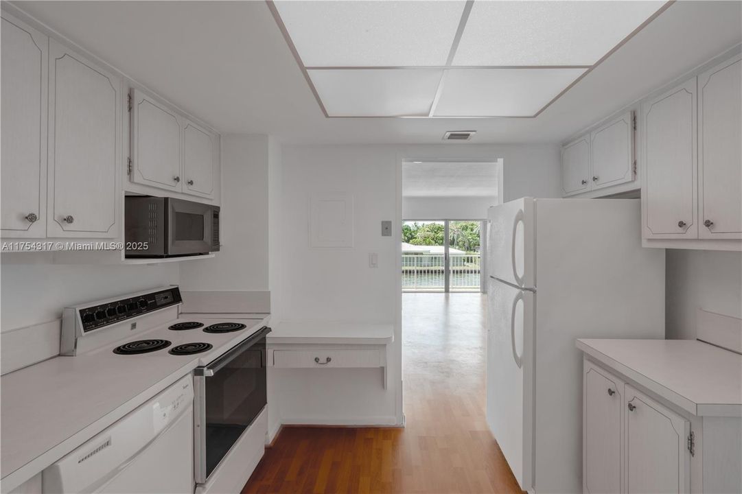 Recently Sold: $275,000 (1 beds, 1 baths, 891 Square Feet)