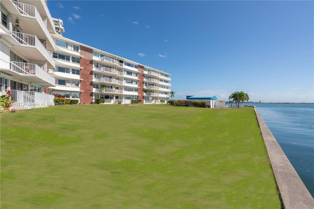 Recently Sold: $275,000 (1 beds, 1 baths, 891 Square Feet)