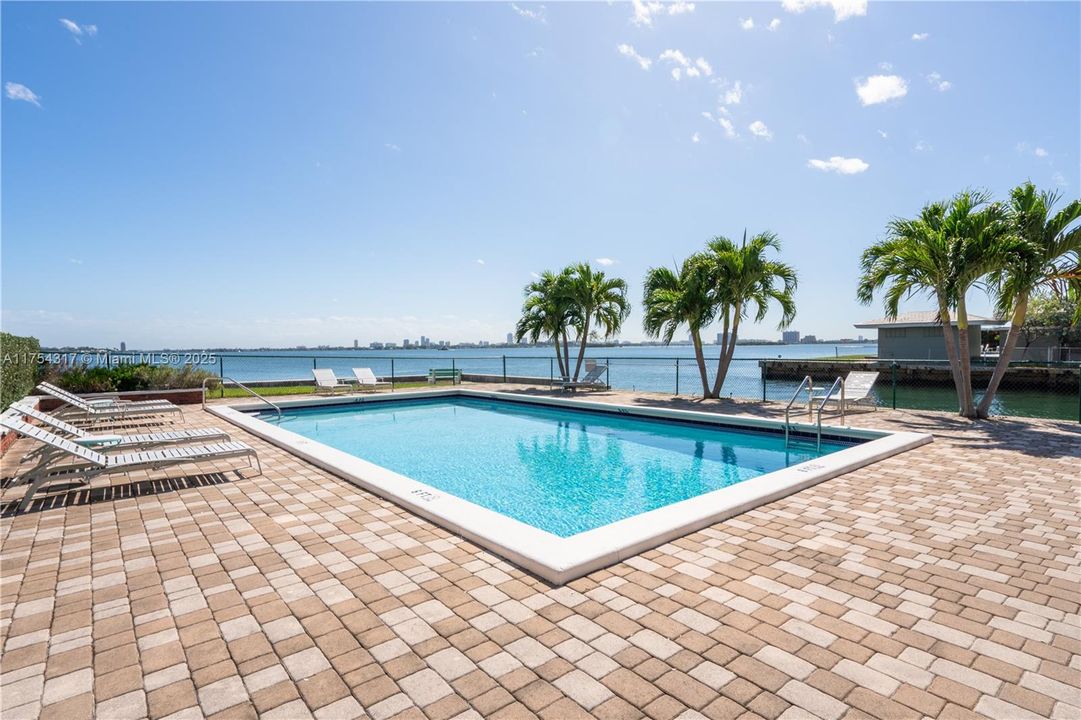 Recently Sold: $275,000 (1 beds, 1 baths, 891 Square Feet)