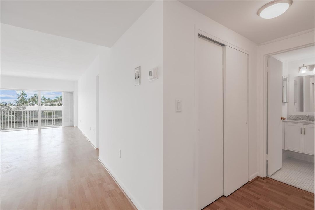 Recently Sold: $275,000 (1 beds, 1 baths, 891 Square Feet)