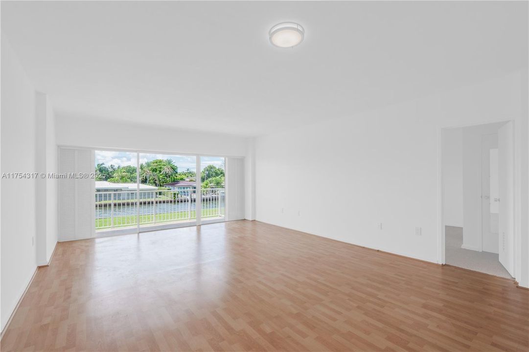 Recently Sold: $275,000 (1 beds, 1 baths, 891 Square Feet)