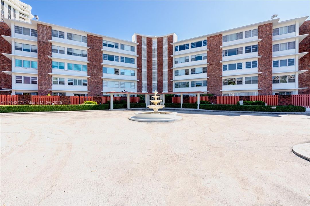 Recently Sold: $275,000 (1 beds, 1 baths, 891 Square Feet)