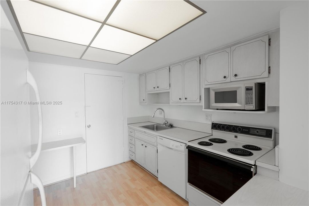 Recently Sold: $275,000 (1 beds, 1 baths, 891 Square Feet)