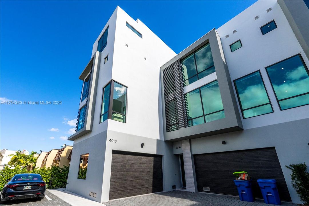 Vendido Recientemente: $3,695,000 (5 camas, 5 baños, 3987 Pies cuadrados)