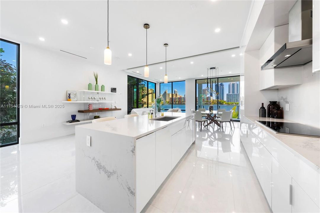 Vendido Recientemente: $3,695,000 (5 camas, 5 baños, 3987 Pies cuadrados)