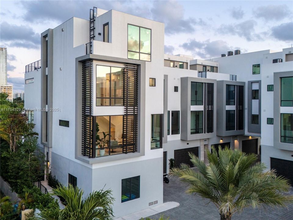 Vendido Recientemente: $3,695,000 (5 camas, 5 baños, 3987 Pies cuadrados)