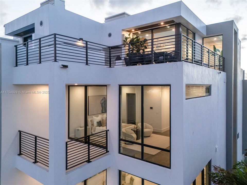 Vendido Recientemente: $3,695,000 (5 camas, 5 baños, 3987 Pies cuadrados)