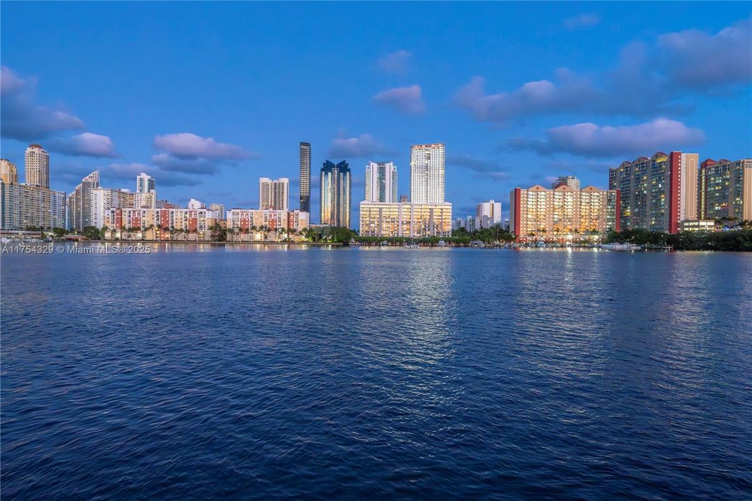 Vendido Recientemente: $3,695,000 (5 camas, 5 baños, 3987 Pies cuadrados)