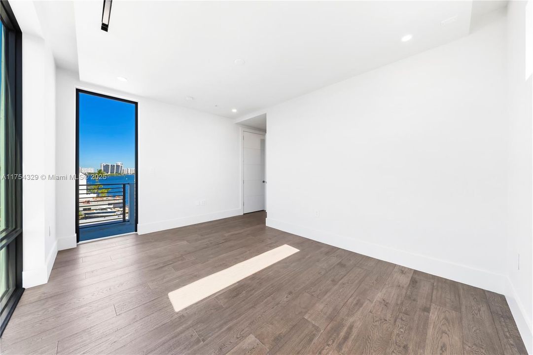 Vendido Recientemente: $3,695,000 (5 camas, 5 baños, 3987 Pies cuadrados)