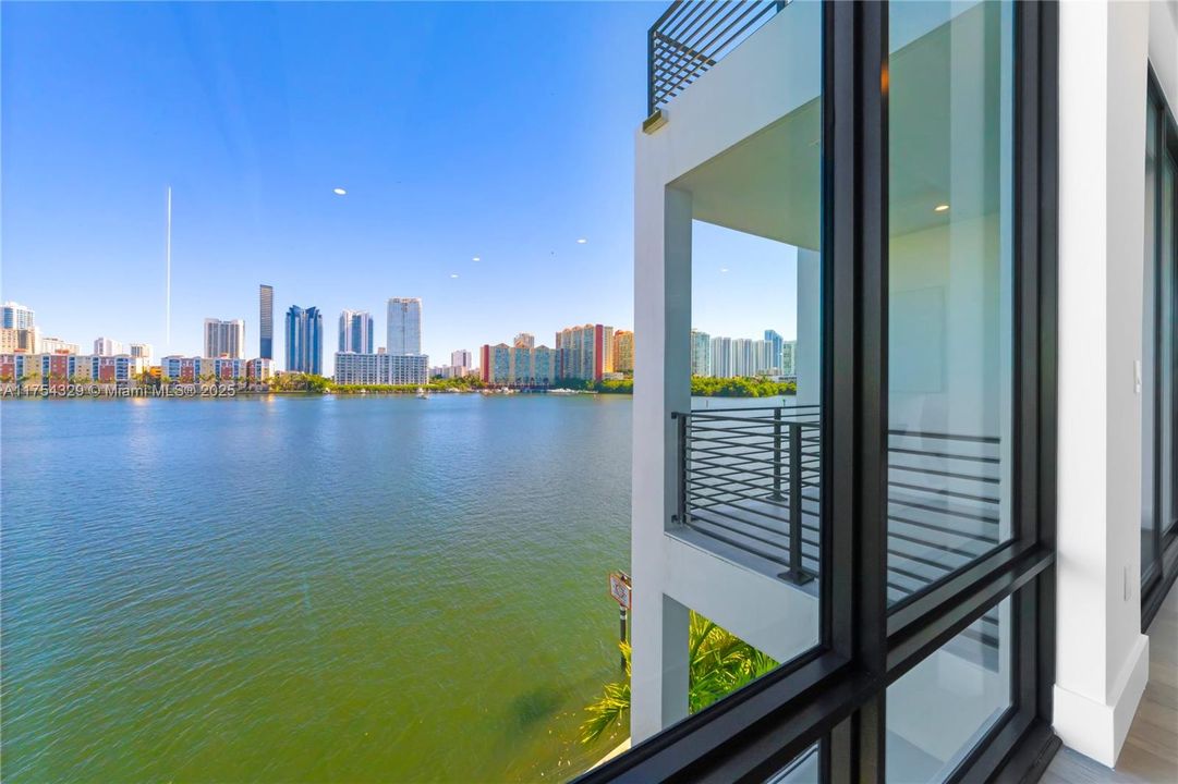 Vendido Recientemente: $3,695,000 (5 camas, 5 baños, 3987 Pies cuadrados)