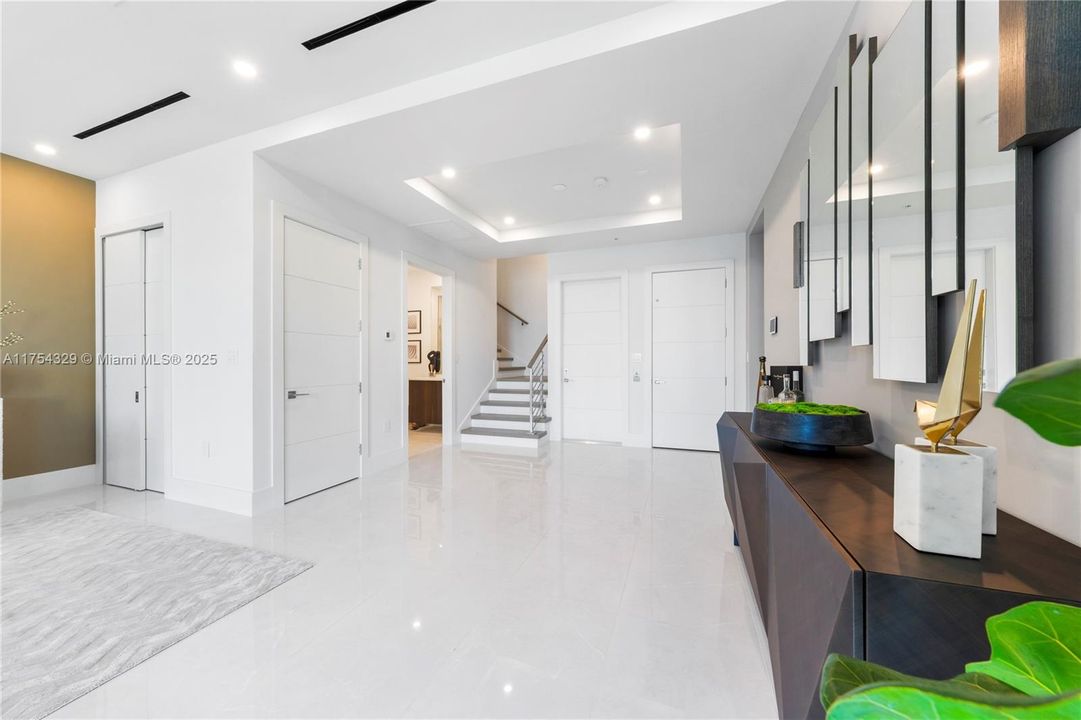 Vendido Recientemente: $3,695,000 (5 camas, 5 baños, 3987 Pies cuadrados)