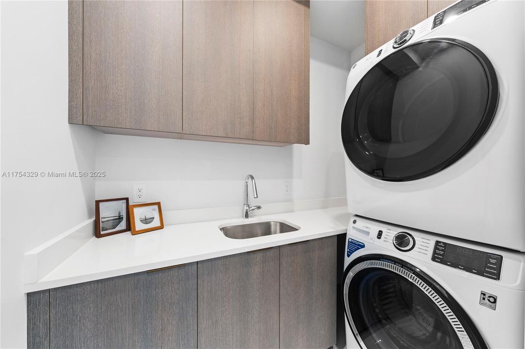 Vendido Recientemente: $3,695,000 (5 camas, 5 baños, 3987 Pies cuadrados)