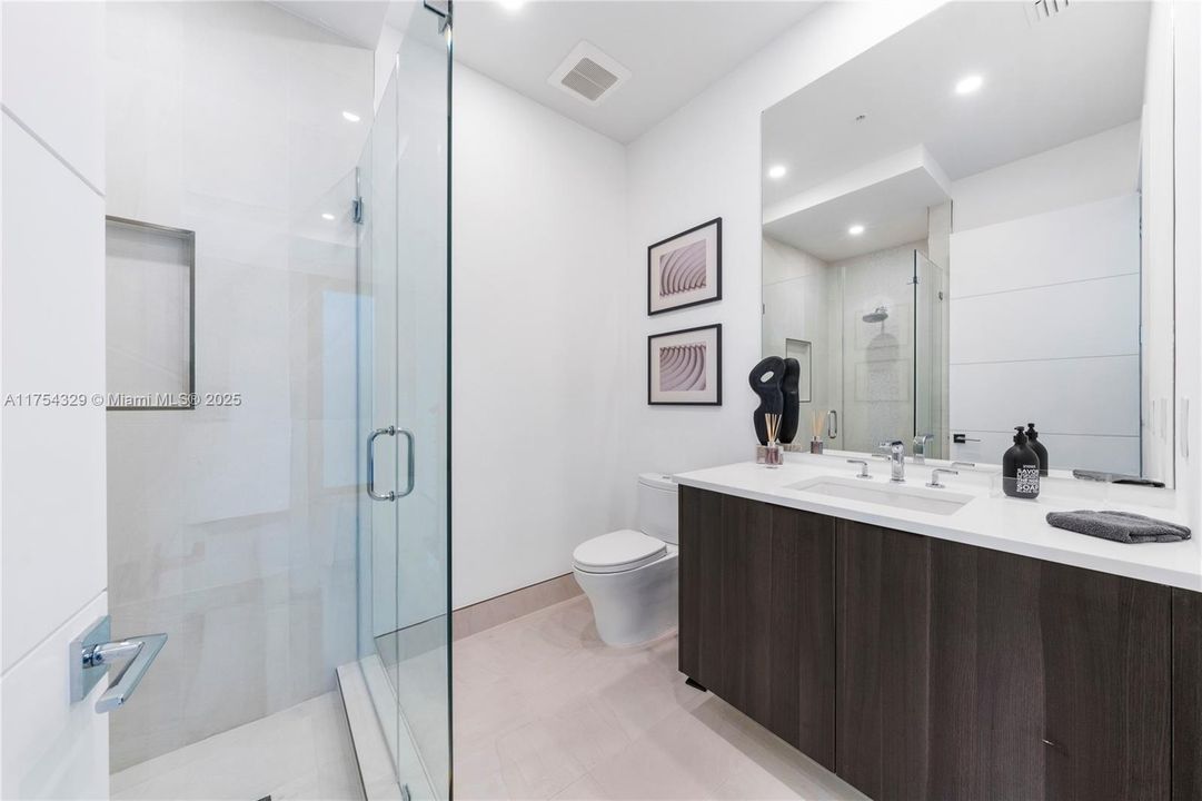 Vendido Recientemente: $3,695,000 (5 camas, 5 baños, 3987 Pies cuadrados)