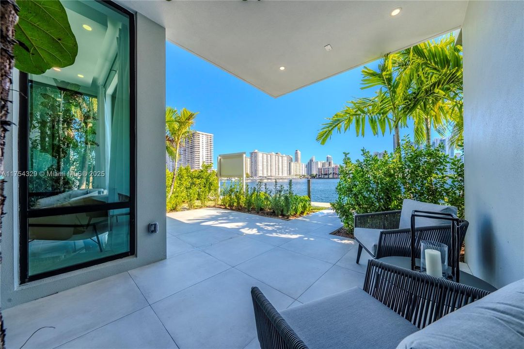 Vendido Recientemente: $3,695,000 (5 camas, 5 baños, 3987 Pies cuadrados)