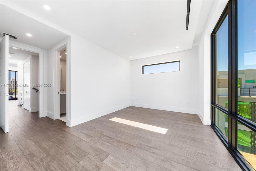 Vendido Recientemente: $3,695,000 (5 camas, 5 baños, 3987 Pies cuadrados)