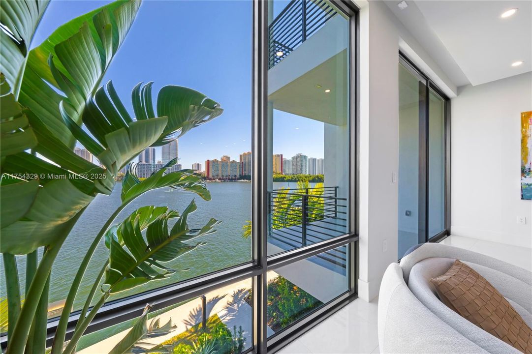 Vendido Recientemente: $3,695,000 (5 camas, 5 baños, 3987 Pies cuadrados)