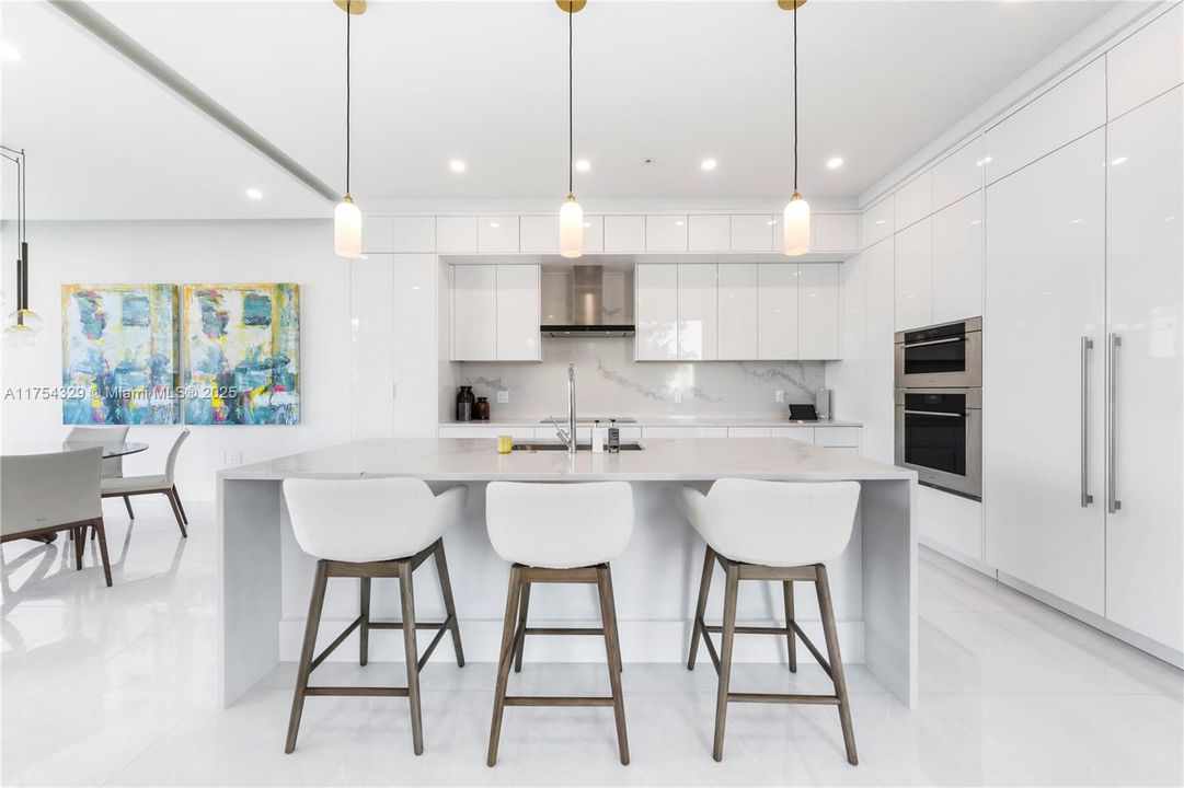 Vendido Recientemente: $3,695,000 (5 camas, 5 baños, 3987 Pies cuadrados)