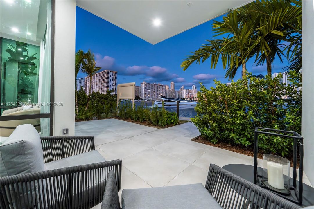 Vendido Recientemente: $3,695,000 (5 camas, 5 baños, 3987 Pies cuadrados)