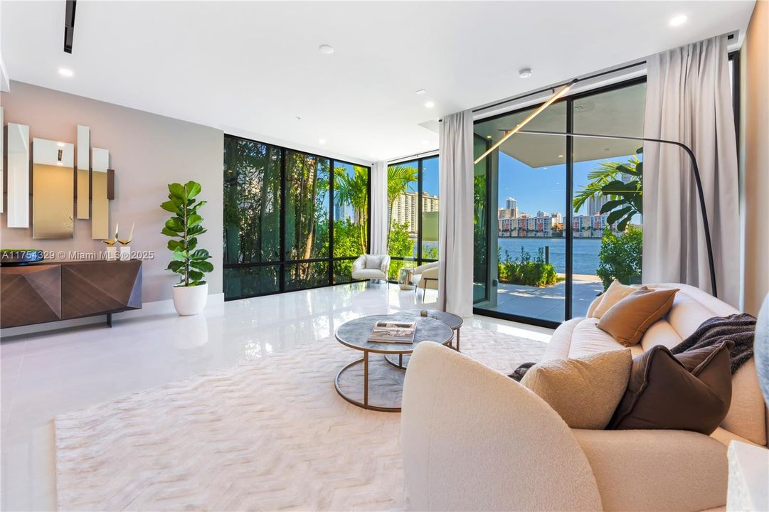 Vendido Recientemente: $3,695,000 (5 camas, 5 baños, 3987 Pies cuadrados)