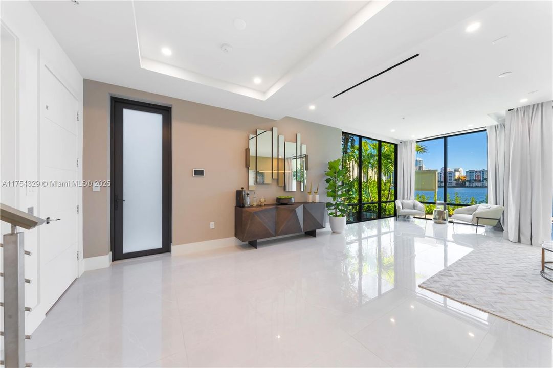 Vendido Recientemente: $3,695,000 (5 camas, 5 baños, 3987 Pies cuadrados)