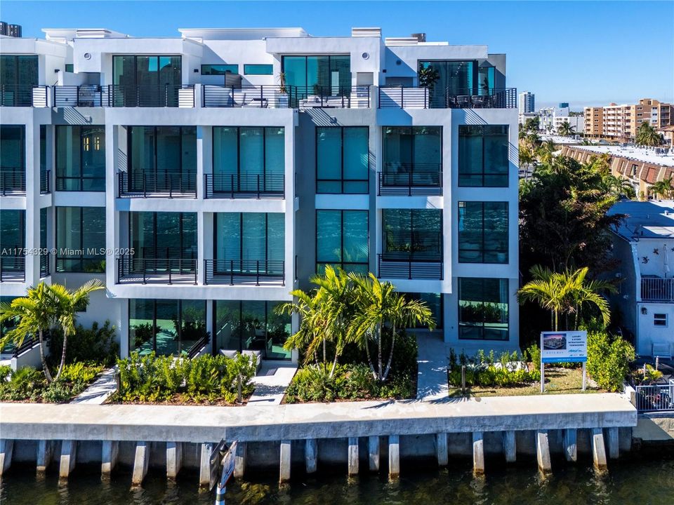 Vendido Recientemente: $3,695,000 (5 camas, 5 baños, 3987 Pies cuadrados)
