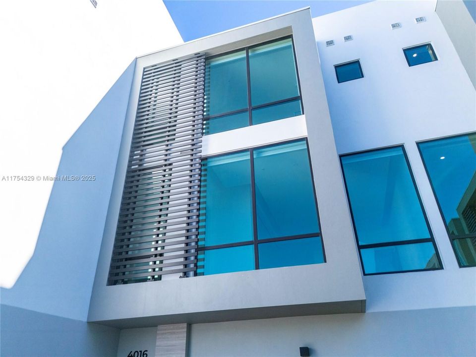 Vendido Recientemente: $3,695,000 (5 camas, 5 baños, 3987 Pies cuadrados)