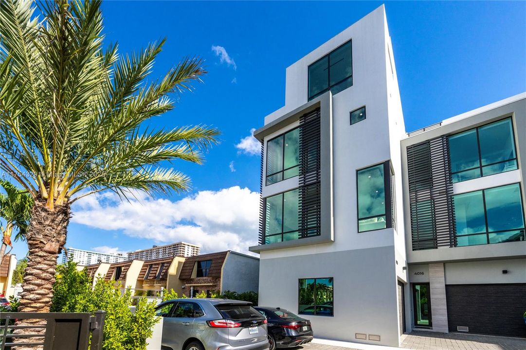 Vendido Recientemente: $3,695,000 (5 camas, 5 baños, 3987 Pies cuadrados)