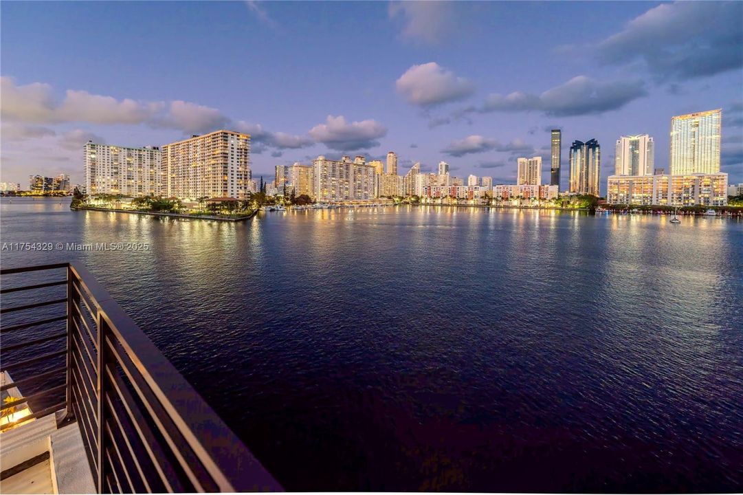 Vendido Recientemente: $3,695,000 (5 camas, 5 baños, 3987 Pies cuadrados)