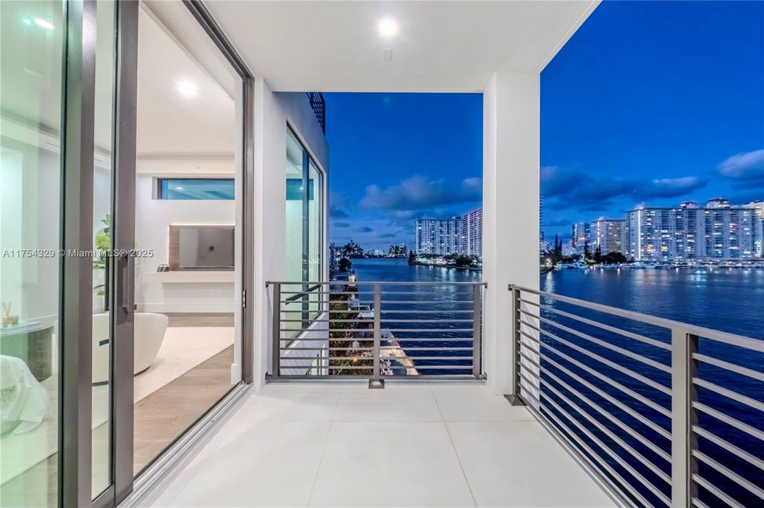 Vendido Recientemente: $3,695,000 (5 camas, 5 baños, 3987 Pies cuadrados)