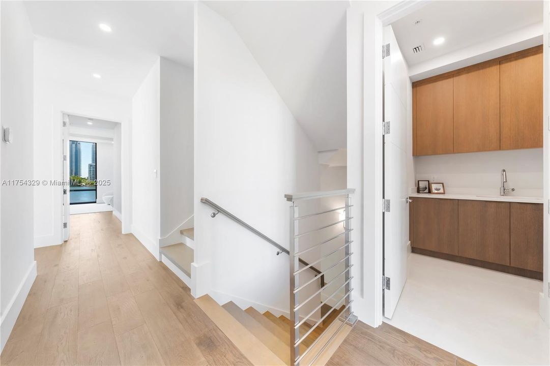 Vendido Recientemente: $3,695,000 (5 camas, 5 baños, 3987 Pies cuadrados)