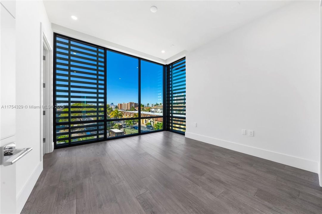 Vendido Recientemente: $3,695,000 (5 camas, 5 baños, 3987 Pies cuadrados)