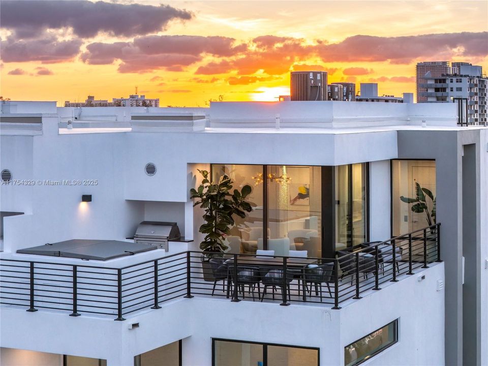 Vendido Recientemente: $3,695,000 (5 camas, 5 baños, 3987 Pies cuadrados)