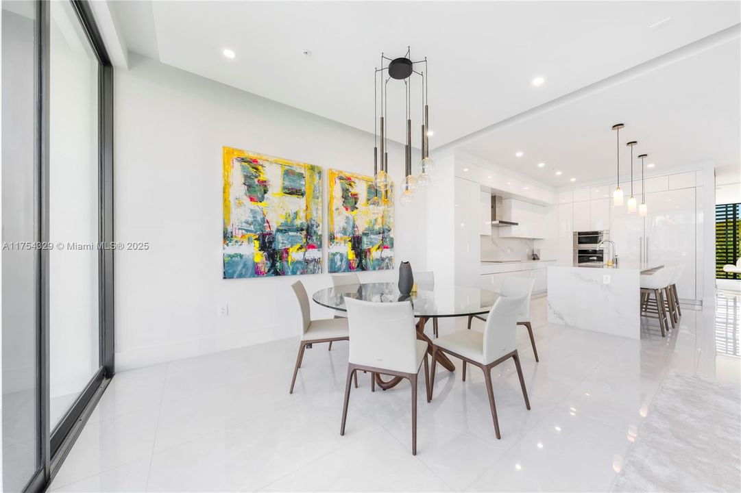 Vendido Recientemente: $3,695,000 (5 camas, 5 baños, 3987 Pies cuadrados)