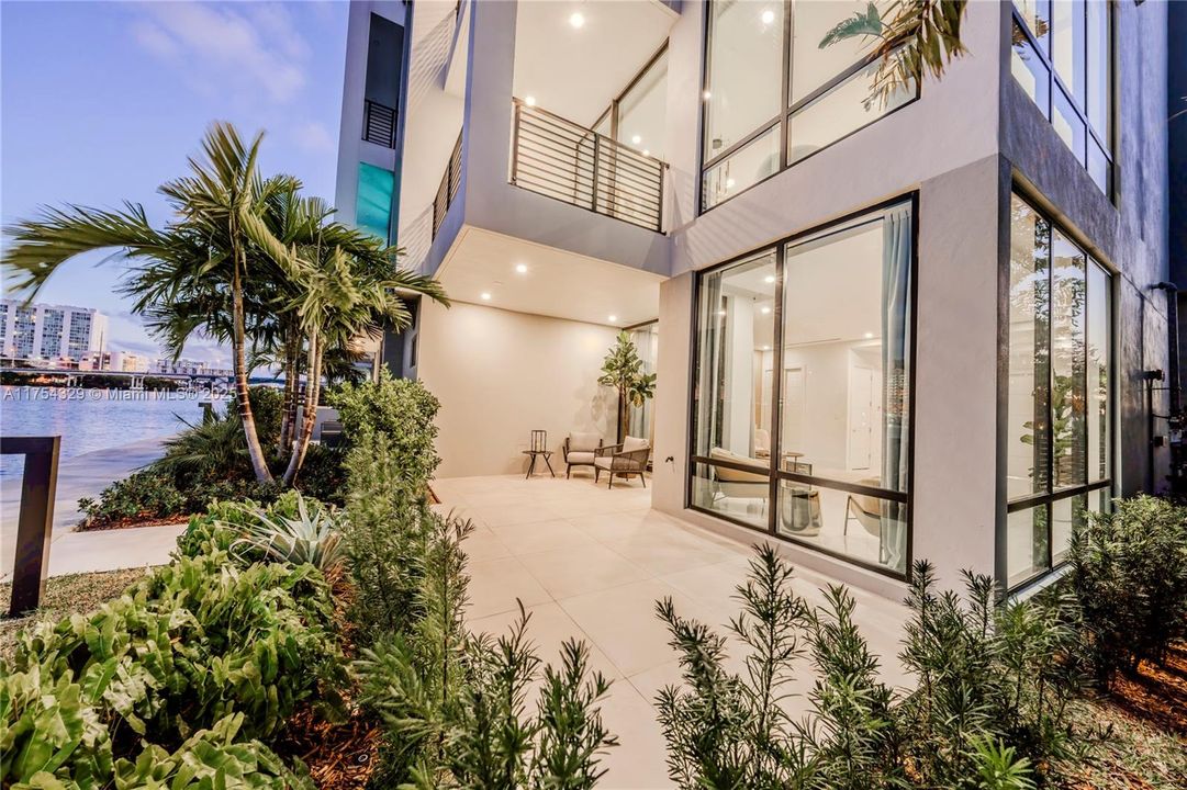 Vendido Recientemente: $3,695,000 (5 camas, 5 baños, 3987 Pies cuadrados)