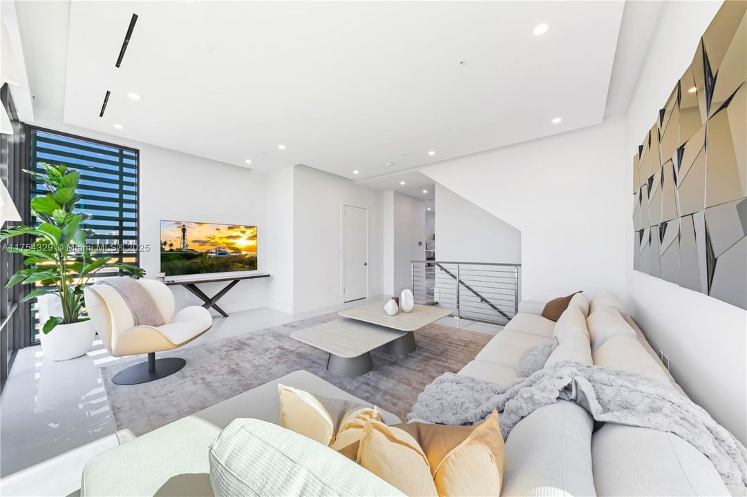 Vendido Recientemente: $3,695,000 (5 camas, 5 baños, 3987 Pies cuadrados)