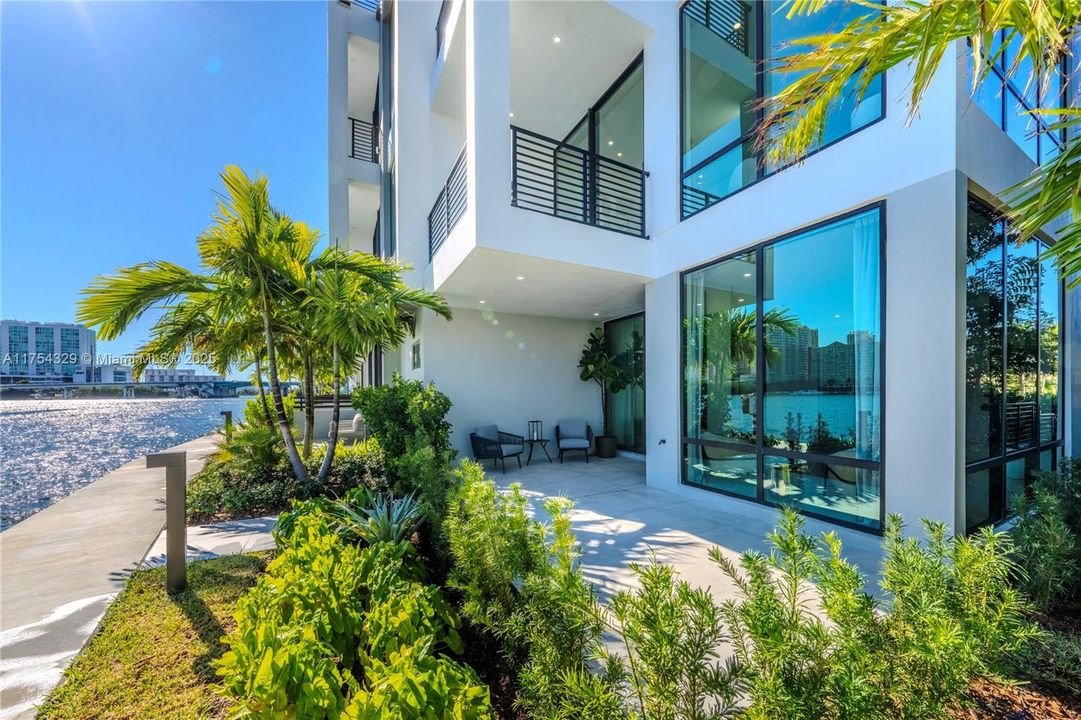 Vendido Recientemente: $3,695,000 (5 camas, 5 baños, 3987 Pies cuadrados)