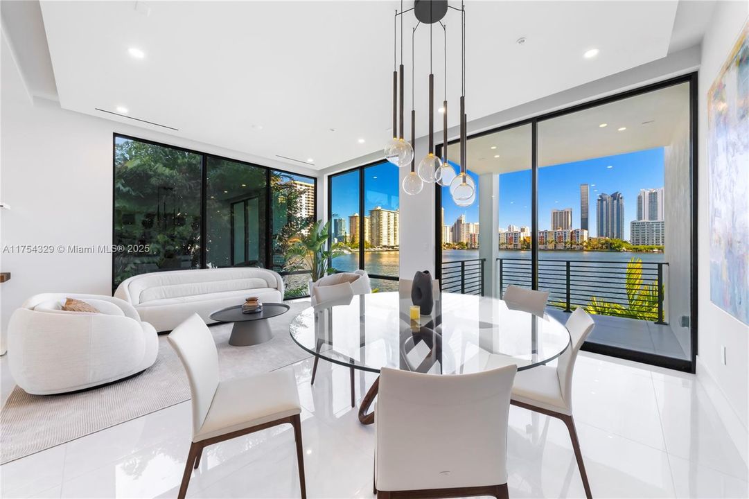 Vendido Recientemente: $3,695,000 (5 camas, 5 baños, 3987 Pies cuadrados)