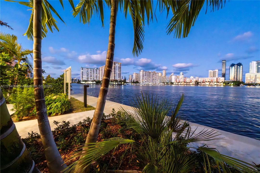 Vendido Recientemente: $3,695,000 (5 camas, 5 baños, 3987 Pies cuadrados)