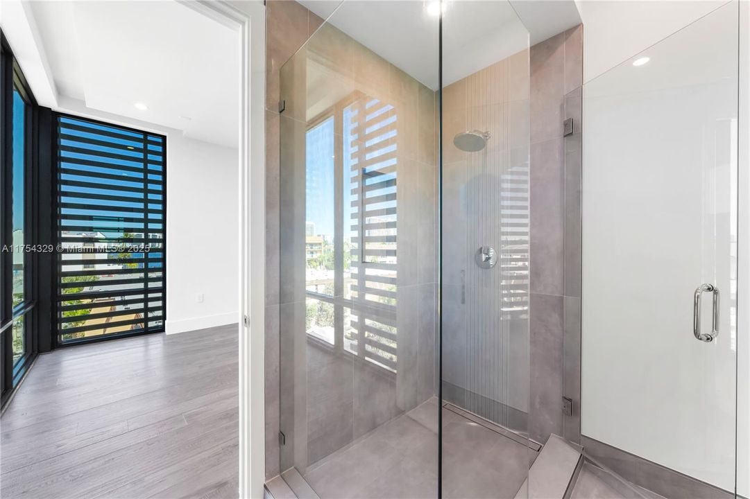 Vendido Recientemente: $3,695,000 (5 camas, 5 baños, 3987 Pies cuadrados)