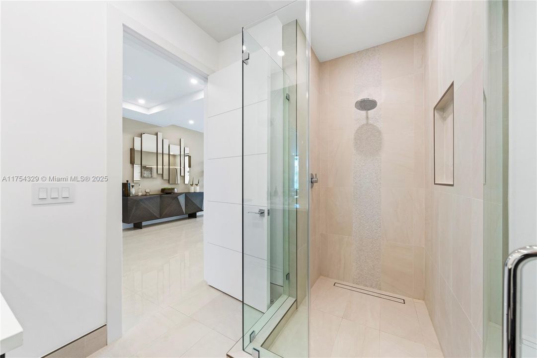 Vendido Recientemente: $3,695,000 (5 camas, 5 baños, 3987 Pies cuadrados)