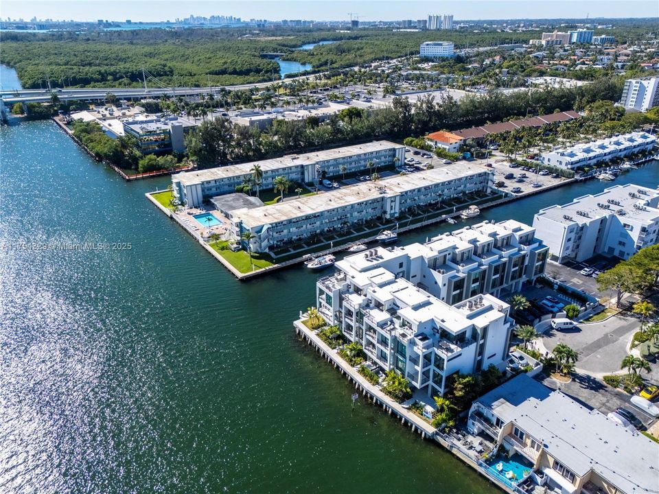 Vendido Recientemente: $3,695,000 (5 camas, 5 baños, 3987 Pies cuadrados)