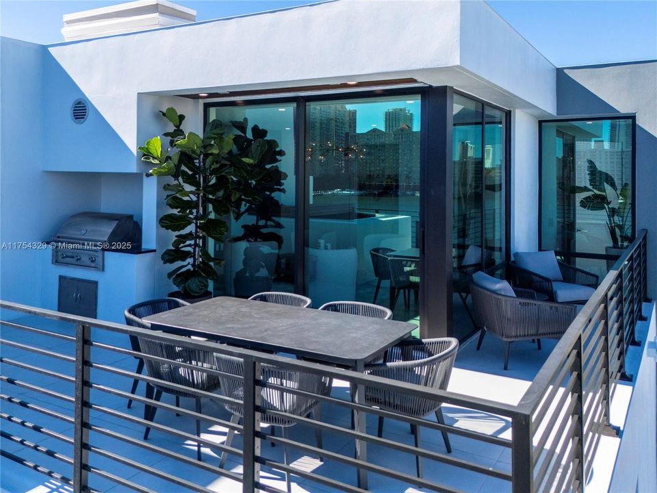 Vendido Recientemente: $3,695,000 (5 camas, 5 baños, 3987 Pies cuadrados)